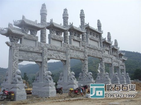 村庄入口处的大型石牌坊