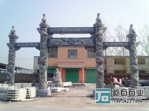 安装的青石牌坊